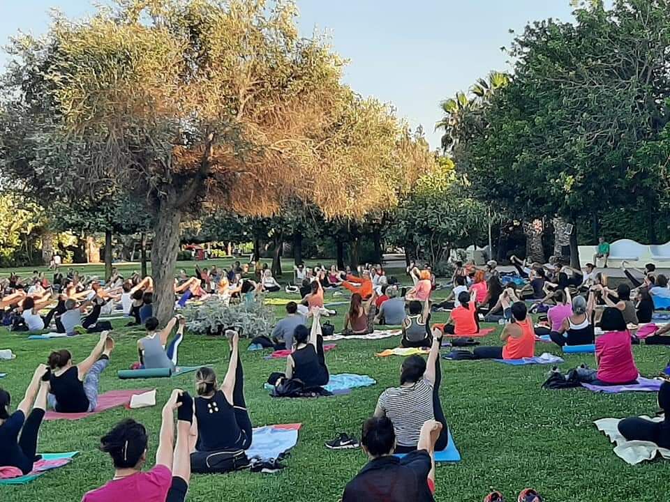 Zona bianca e libertà, a Cagliari l’invasione degli amanti dello yoga a Terramaini