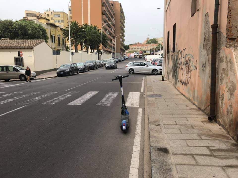 “A Cagliari monopattini selvaggi ovunque nelle strade, sono pericolosi: dove sono i controlli?”
