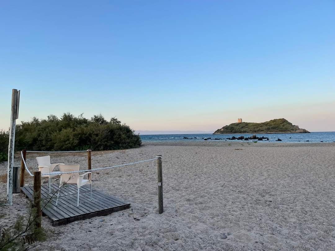 Pula, 17 aree attrezzate e riservate per i fumatori nelle spiagge: “Pedane, sedie e posacenere”