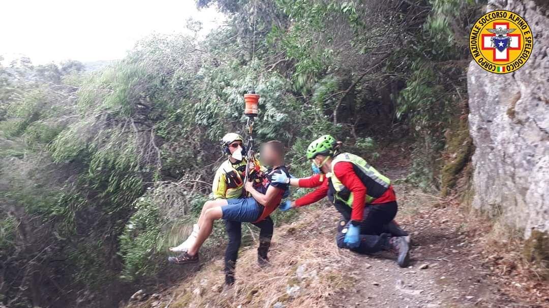 Precipita durante un’arrampicata, paura nelle campagne di Domusnovas: uomo salvato con l’elisoccorso