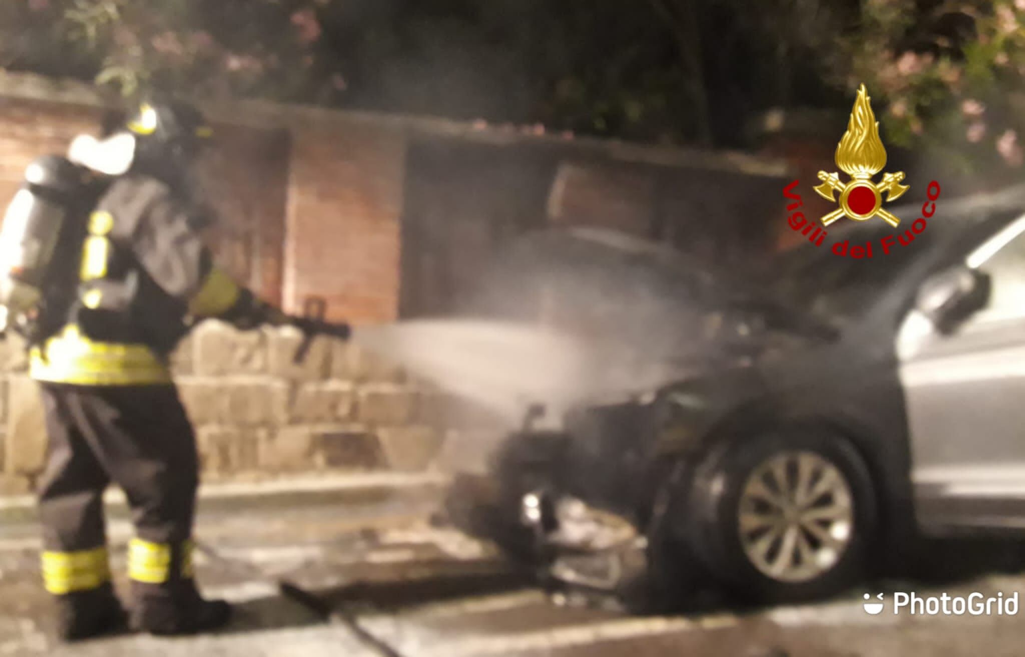 Auto in fiamme a Dolianova, intervento dei vigili del fuoco nella notte