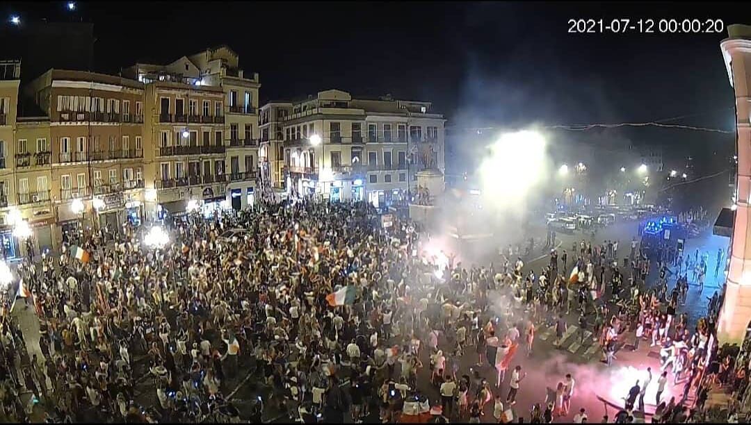 L’Italia vince gli Europei, caroselli a Cagliari e piazza Yenne invasa dai tifosi