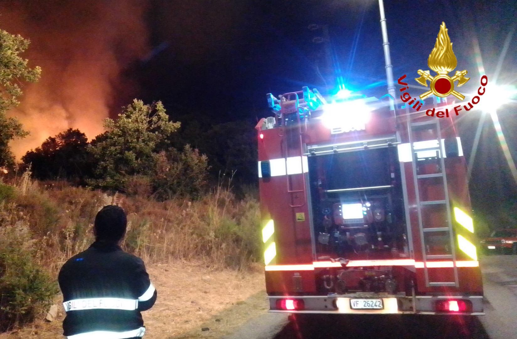 Maxi incendio in pieno centro a Nuoro, notte di paura per decine di persone