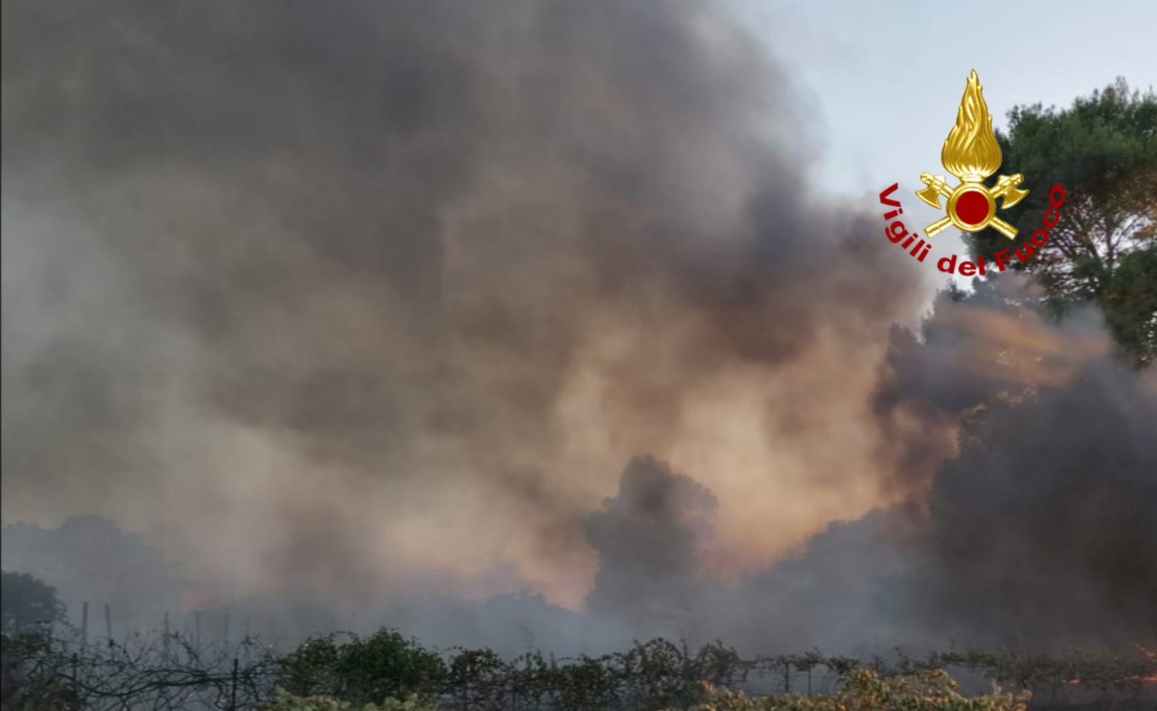 Fuoco e distruzione anche a Maracalagonis: le fiamme divorano campi, ruspe e camion