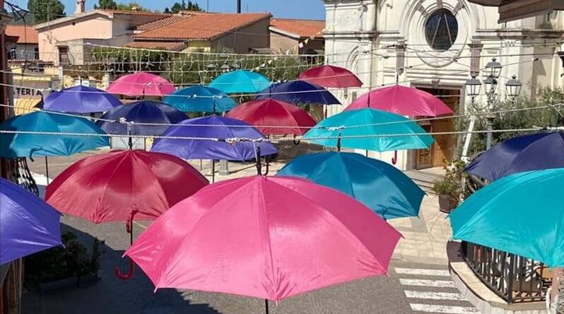 Gli ombrellini colorati tornano a incorniciare il centro storico di Pula