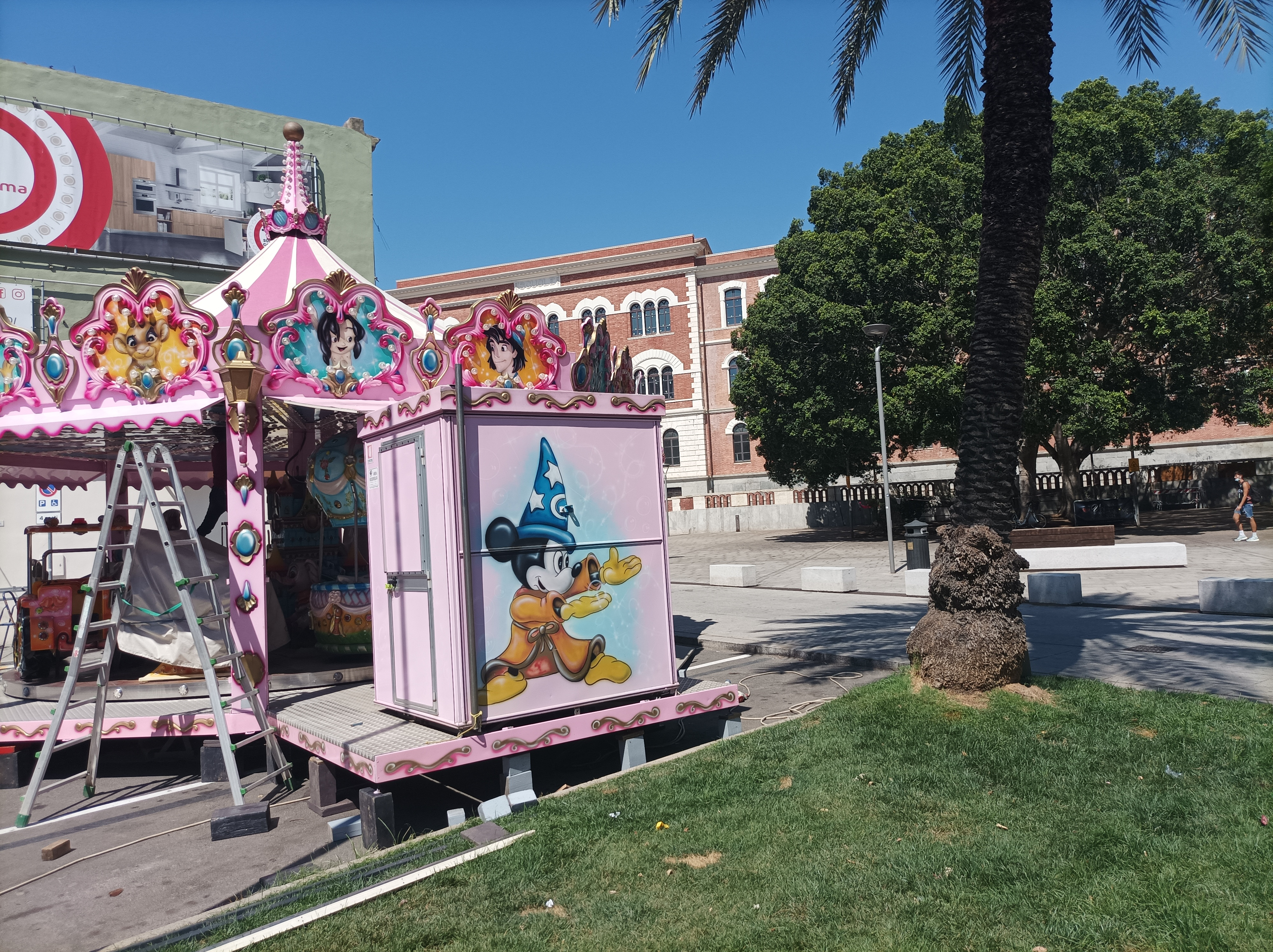 Cagliari, novità in piazza Garibaldi: primi giri per la nuova giostrina