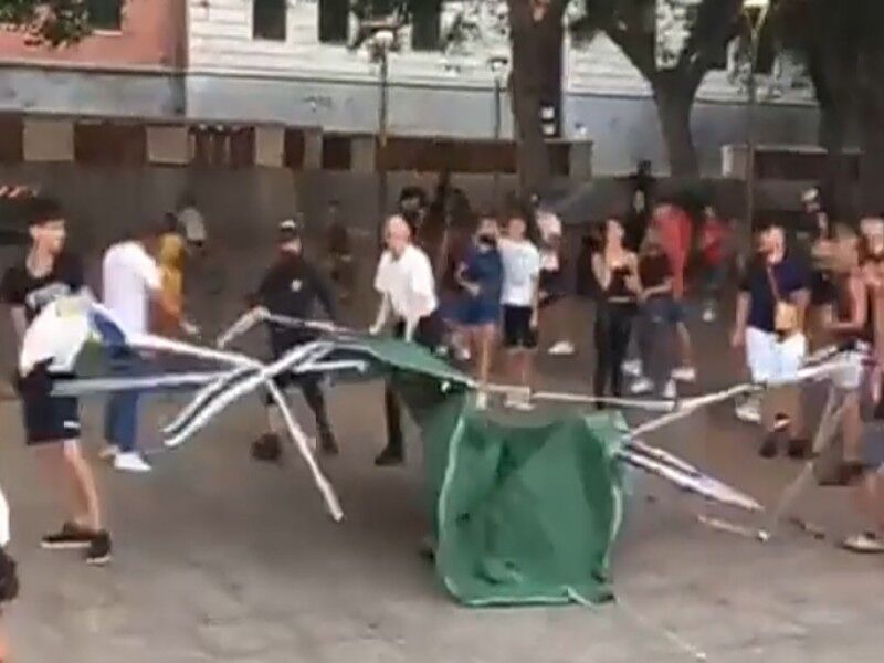 Cagliari, militanti della Lega aggrediti in piazza Garibaldi: gazebo distrutto da un gruppo di giovani