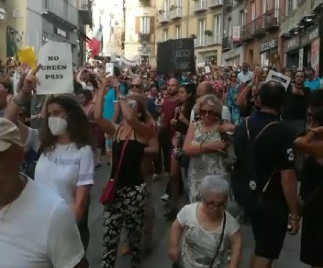 Cagliari, i contrari a green pass e vaccini sfilano senza autorizzazione in città: “Libertà”