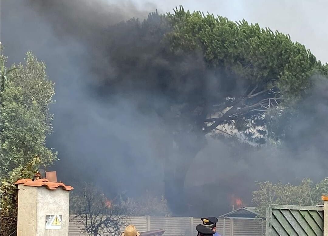 Devastante incendio a Cabras, appello del Comune: cerchiamo volontari, aiutateci