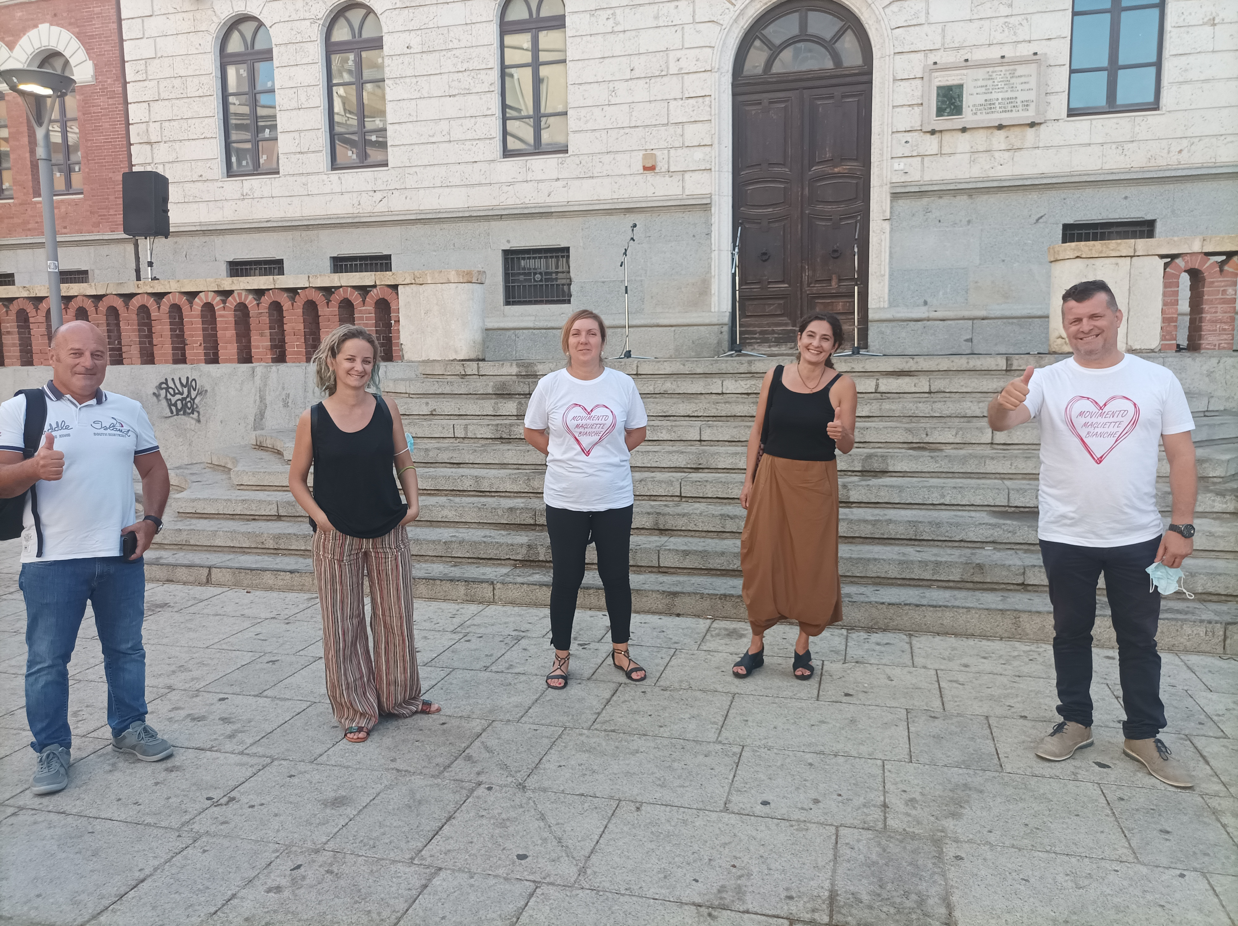 Cagliari, i “no green pass” in piazza Garibaldi: “Libertà assoluta vuol dire anche non vaccinarsi”