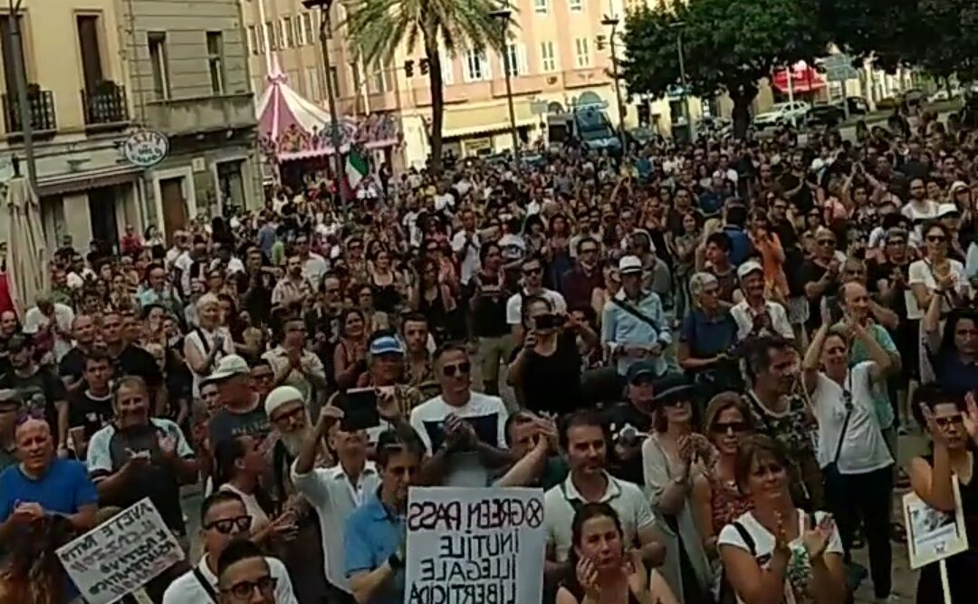 Cagliari, mille assembrati e quasi tutti senza mascherina in piazza: “No green pass o obbligo vaccinale”