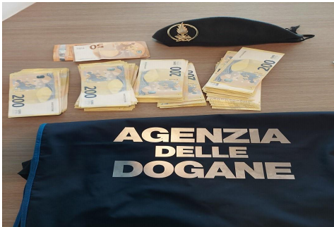 Aeroporto di Olbia, quasi 60mila euro nel bagaglio non dichiarati: nei guai tre turisti