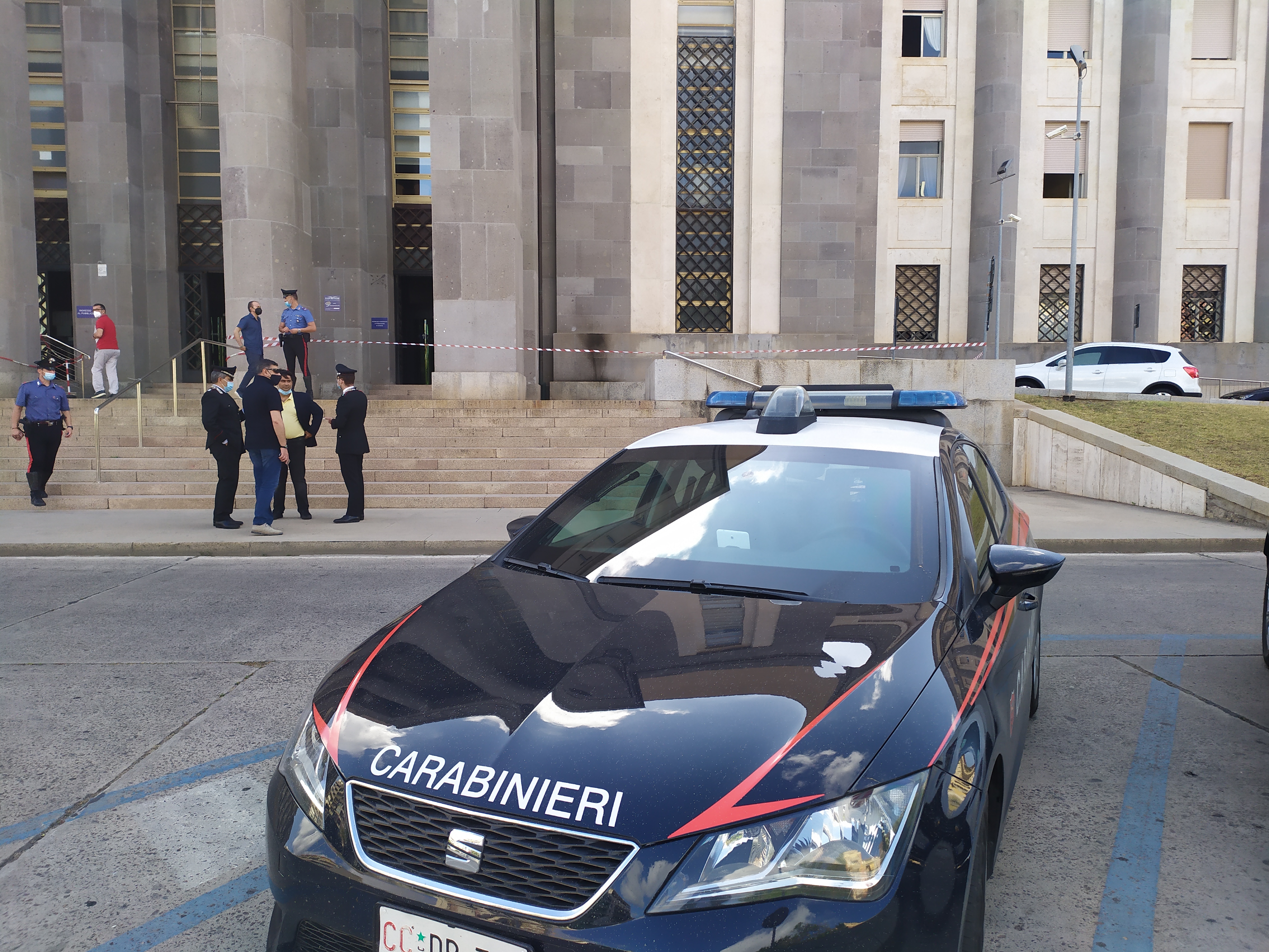 Uta, minaccia i passanti con una bottiglia e lancia una trave da 25 kg contro i carabinieri