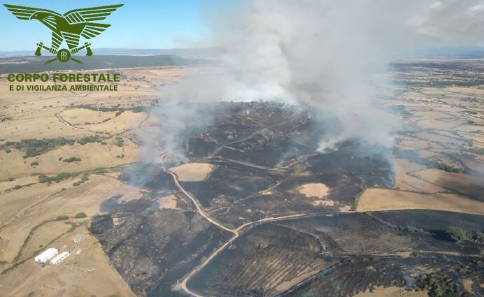 Incendi in atto nelle campagne di Ploaghe e Furtei, 3 elicotteri sul posto
