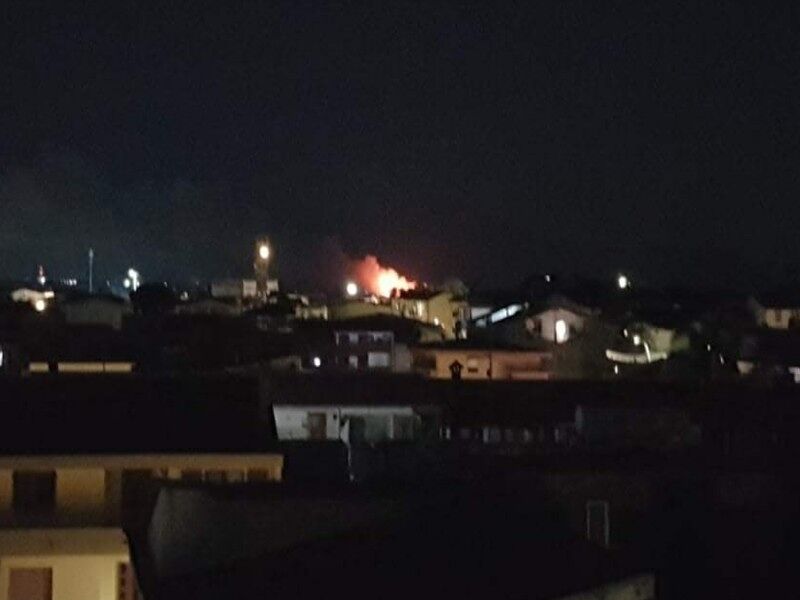 Paura nella notte ad Assemini, incendio nei campi di Sa Serra: fiamme visibili da grande distanza