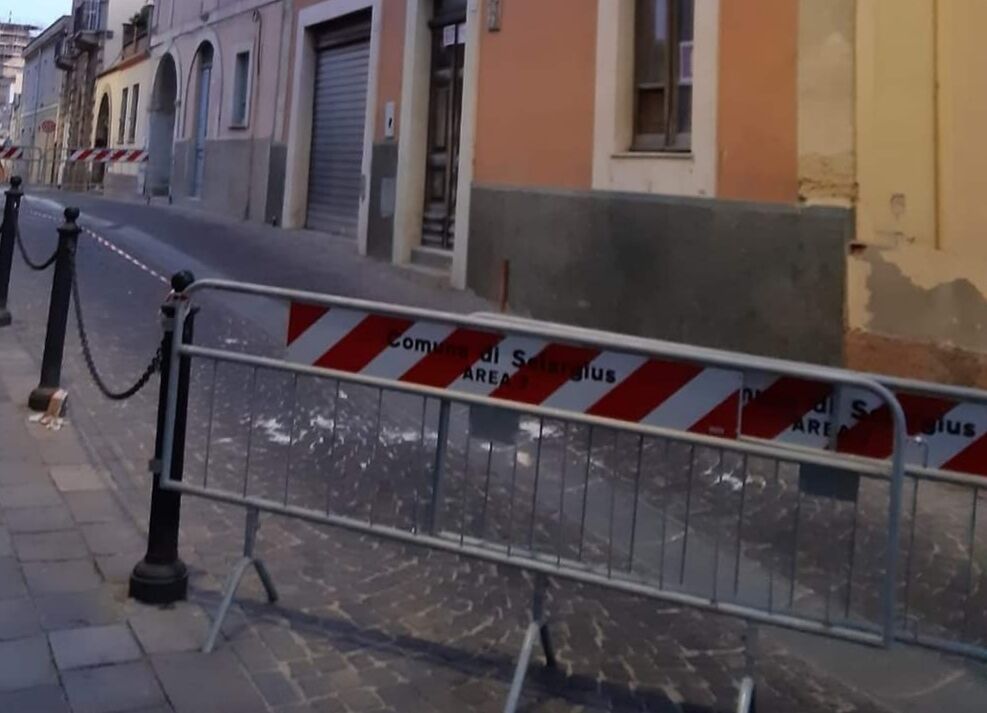 Selargius, pioggia di calcinacci da una casa disabitata: sbarrata alle auto via Dante