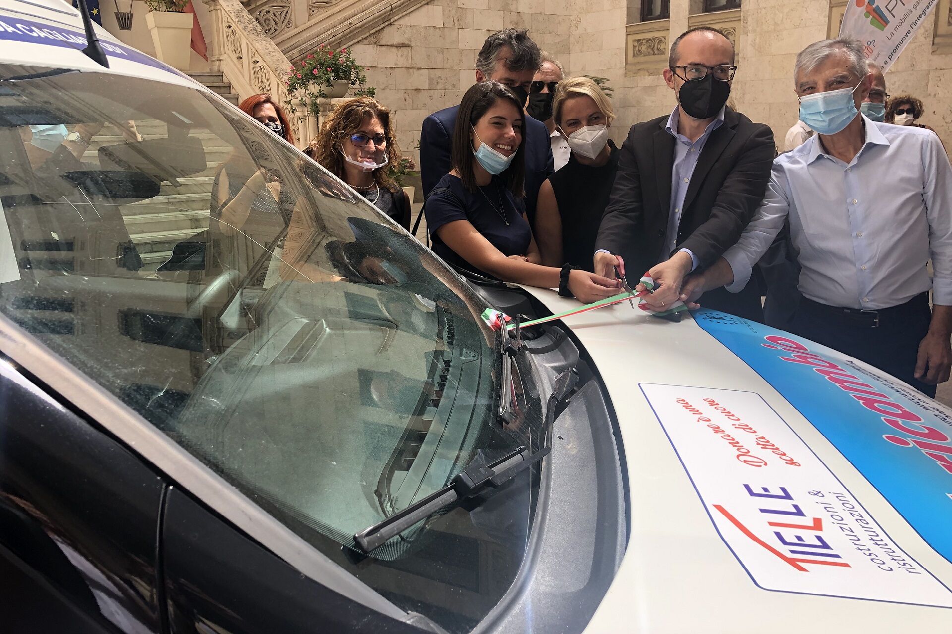 Cagliari, trasporto gratuito di disabili e anziani: donato un veicolo all’associazione ADA