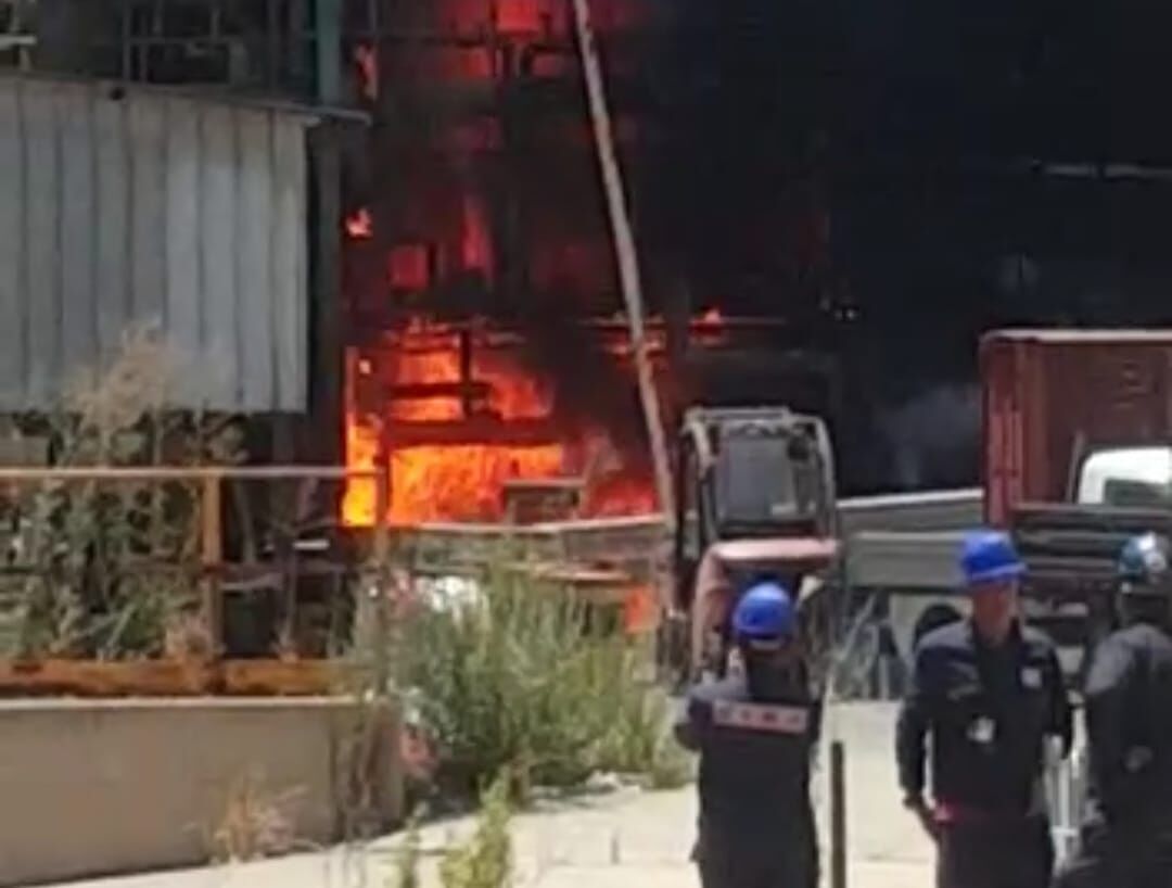 Incendio alla Saras, fumi neri e fiamme nello stabilimento: paura a Sarroch