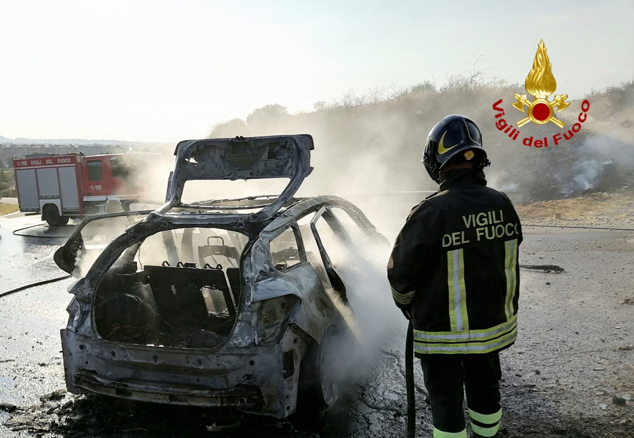 Paura a Quartu, auto in transito va in fiamme a Pitz’e Serra