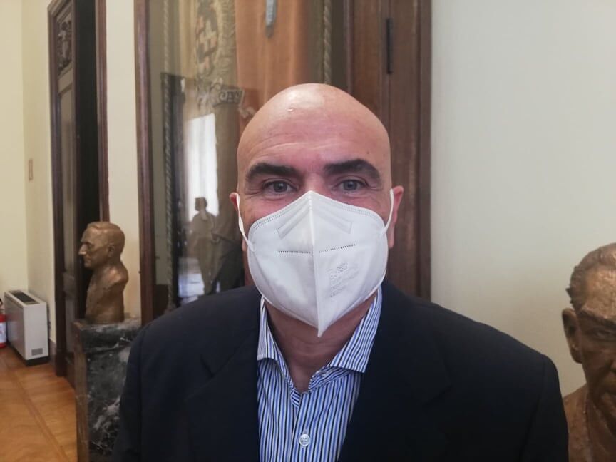 Tavolini sui parcheggi vietati a Cagliari dopo un incidente, ristoratori furiosi: “C’è chi non ha rispettato le regole”