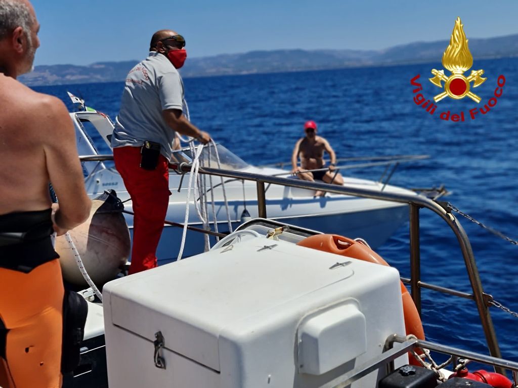 Paura nelle acque di Porto Torres: due persone salvate dai sommozzatori in mare aperto a bordo di una barca