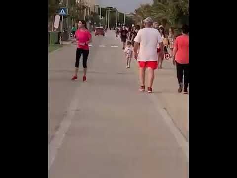 Cagliari, con l’automobile sulla passeggiata del Poetto: bagnanti e passanti sgomenti (VIDEO)