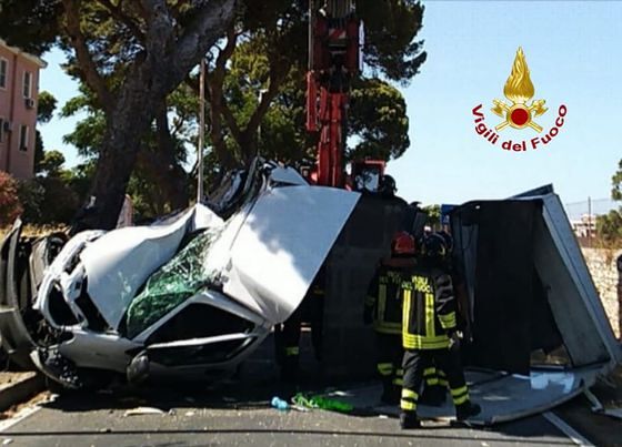 Spaventoso incidente a Calamosca, furgone finisce contro un palo e si ribalta: 34enne in codice rosso