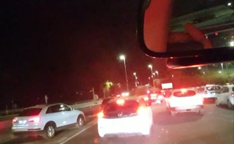 “A Elmas parcheggio selvaggio fuori dall’aeroporto tutte le sere, caos e pericoli per risparmiare due euro” (VIDEO)