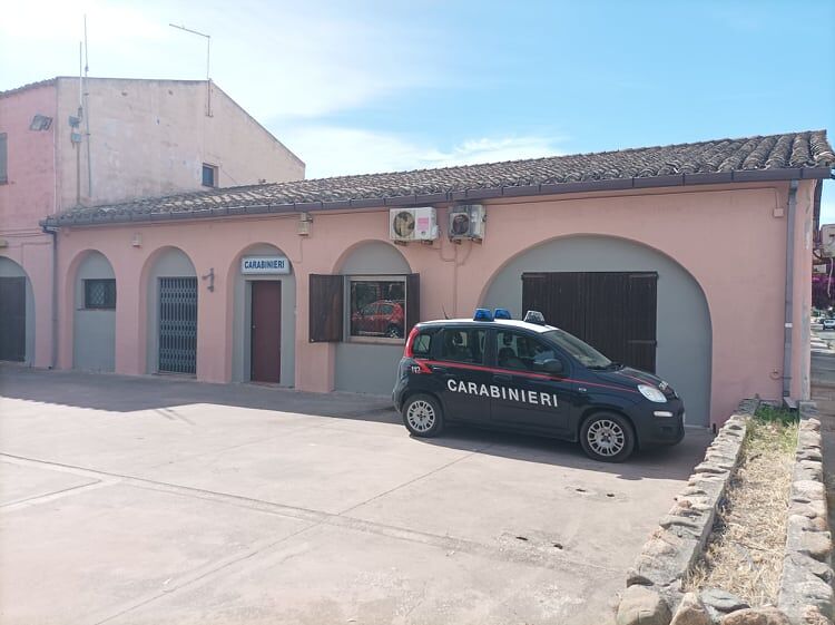 Cagliari, discarica all’ex ospedale Marino: cumulo di rifiuti in spiaggia in piena estate