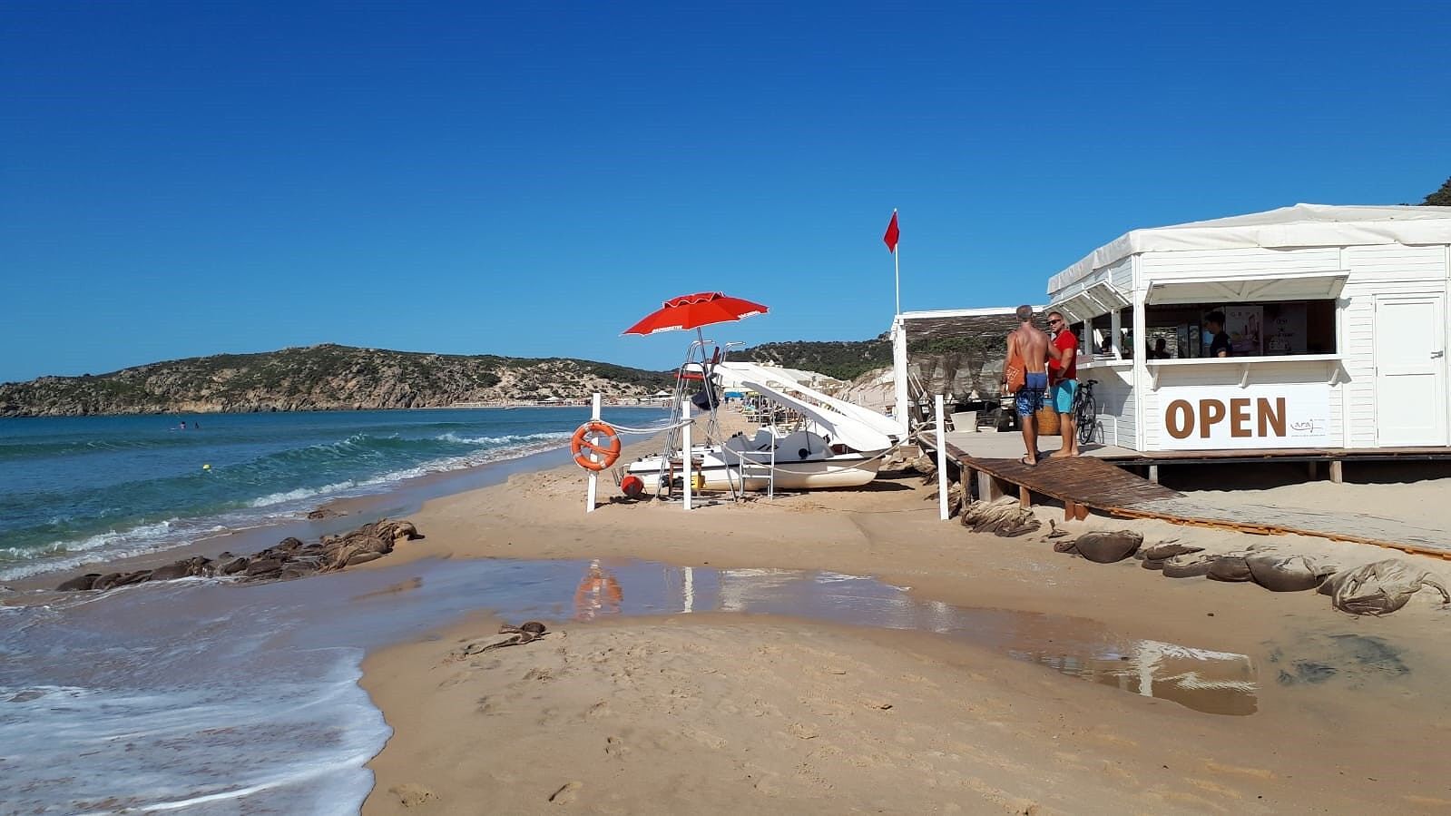 Boom di contagi, mascherine all’aperto obbligatorie a Chia