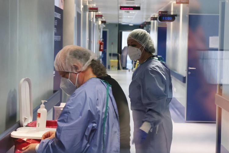 Il virus avvolge la Sardegna, ha l’incidenza più alta d’Italia e gli ospedali tornano a riempirsi