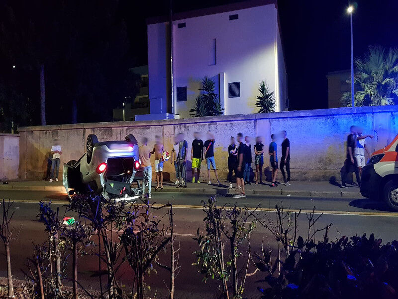 Cagliari, schianto pauroso tra due auto in viale Poetto: 5 feriti