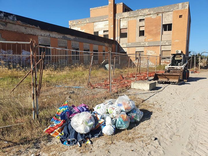 Cagliari, discarica all’ex ospedale Marino: cumulo di rifiuti in spiaggia in piena estate