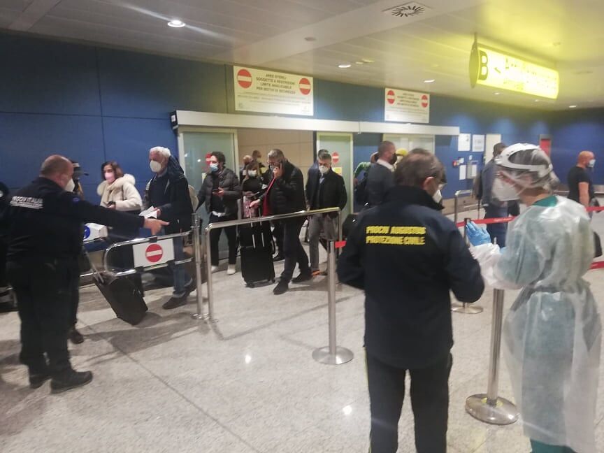 La Sardegna vuole proteggersi dal Covid, tamponi ai turisti in arrivo dalle zone a rischio