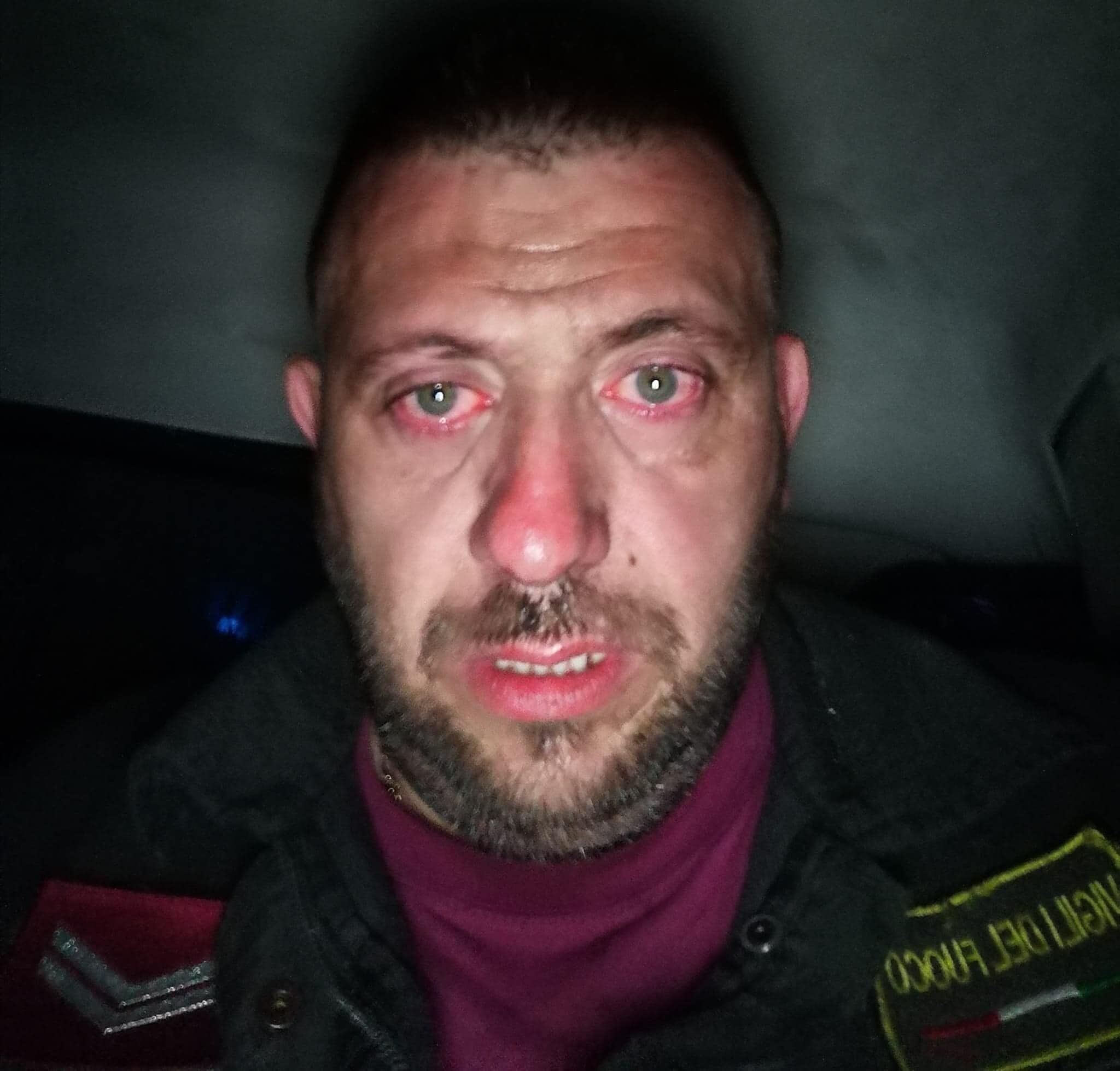 Il volto stremato di Francesco, pompiere sardo nell’inferno di Cuglieri: “Mai visto così tanto fuoco”