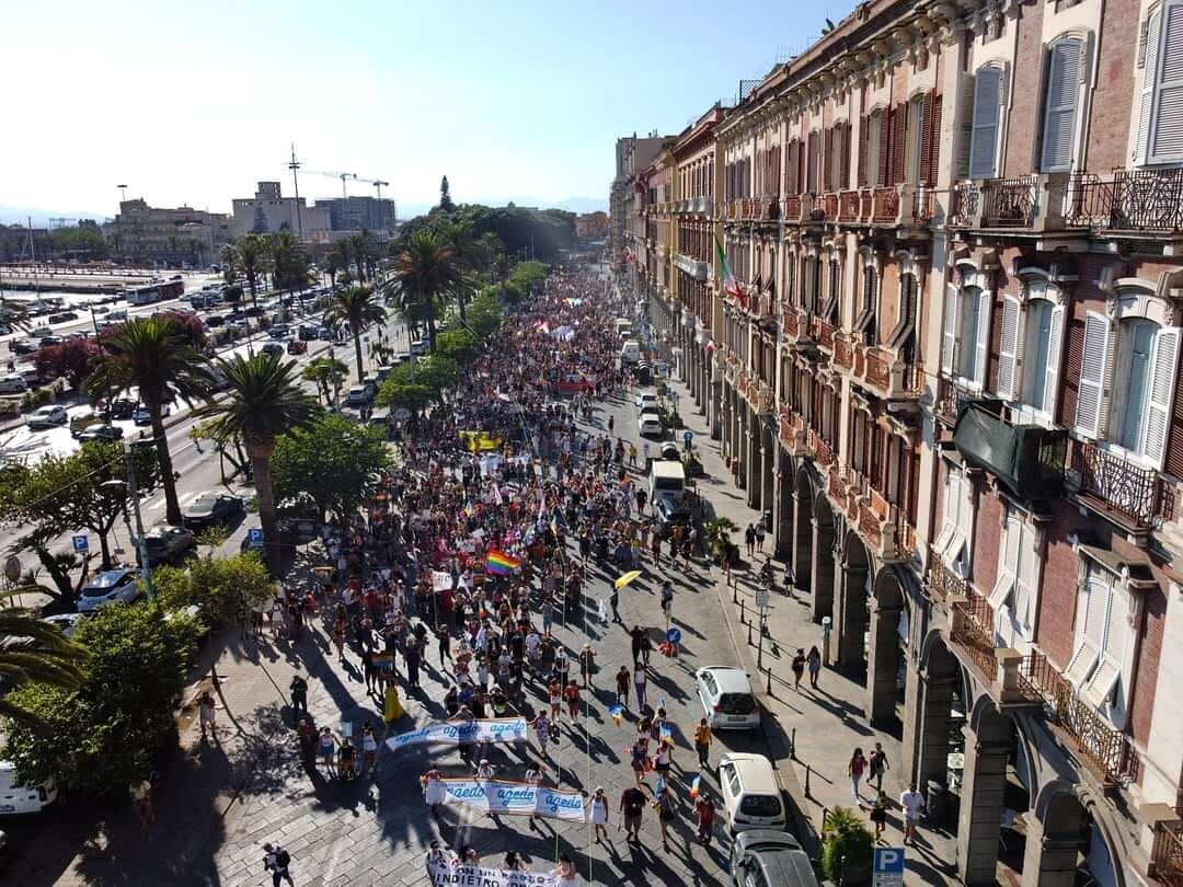 In duemila sfilano per Cagliari per il Sardegna Pride: “Ballo ballo”, “Rumore”,  la grande star è l’icona Raffaella Carrà