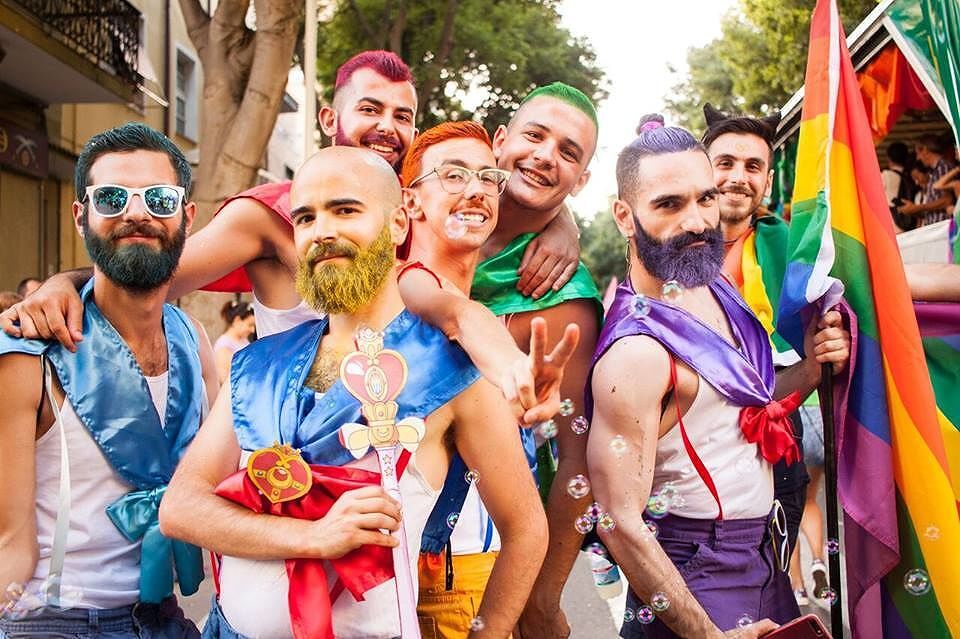 Sardegna Pride a Cagliari, corteo con cuori e colori in piazza del Carmine