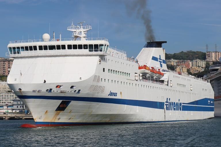 Blitz della Capitaneria sul traghetto per la Sardegna, passeggeri spaesati: “Dovevamo partire ieri sera”