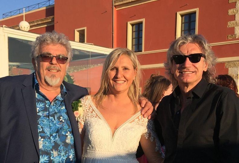 Ligabue in Sardegna, la rockstar a Chia per le nozze di “Maio e Mary”