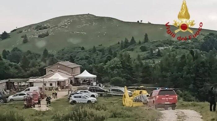 Il tetto crolla di schianto e travolge quattro bambini: due morti e due feriti