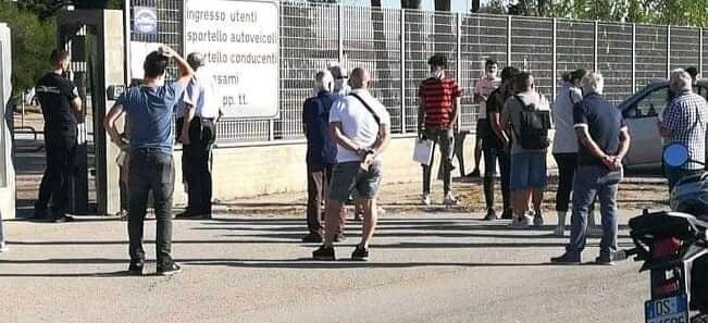 Cagliari, caos alla Motorizzazione civile: “Blackout totale, costretti ad attendere i tecnici sotto il sole”