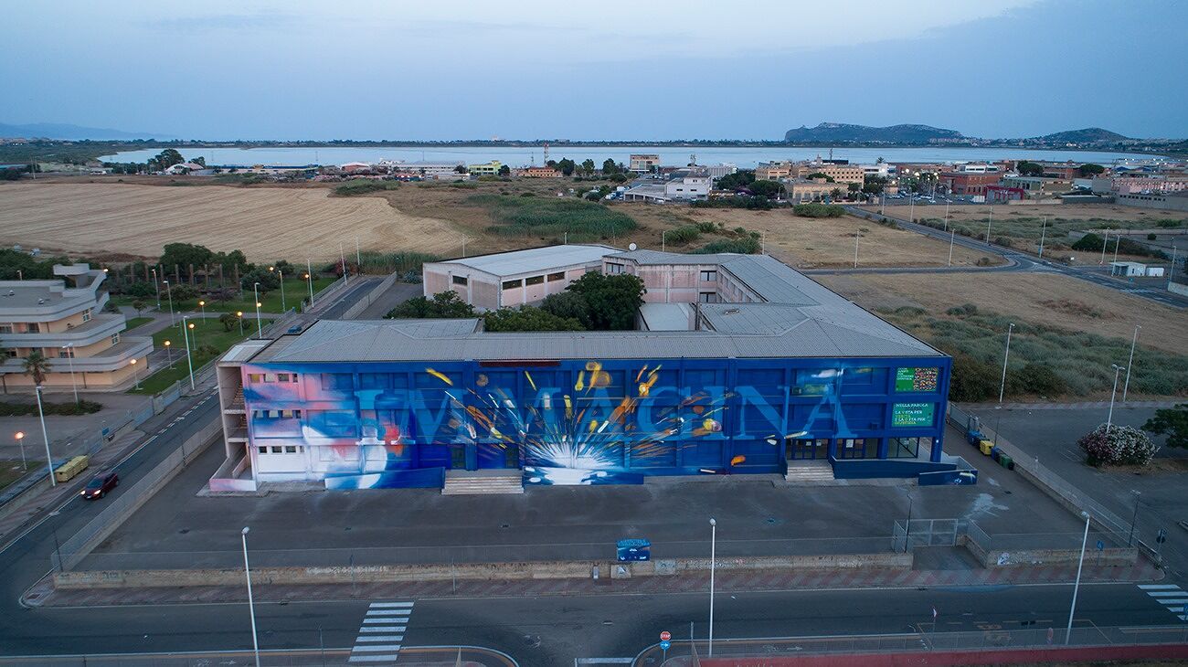 Cagliari, lo spettacolare murale di 352 metri quadri di Manu Invisible colora il Marconi: “Immagina”
