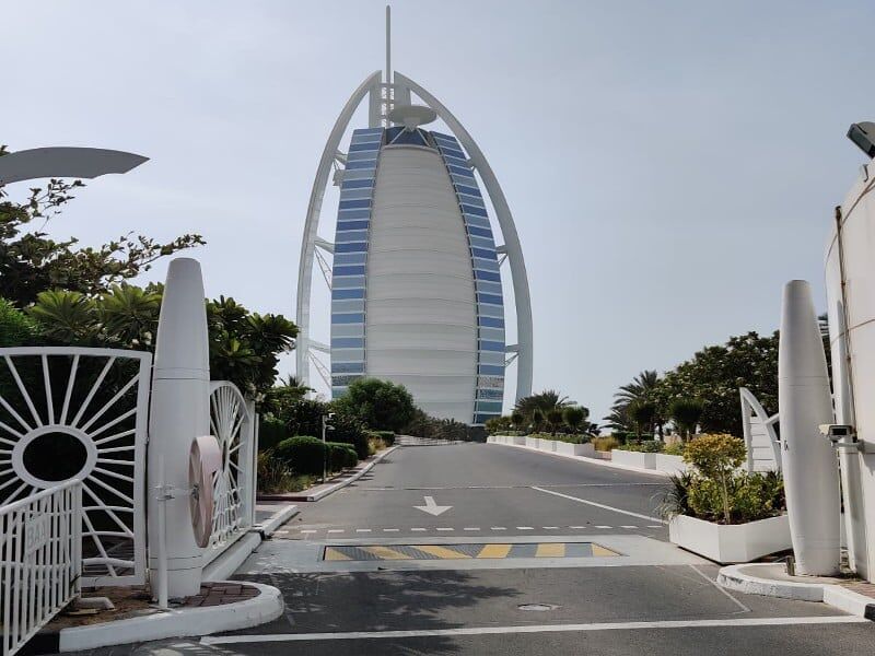 “Mio figlio positivo al Covid bloccato a Dubai, sono angosciato: non so quando tornerà a Cagliari”