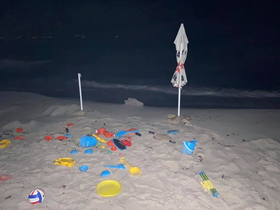 I furbetti degli ombrelloni segnaposto tornano sulle spiagge sarde: “A Cala Pira lasciano anche sedie e giochi”