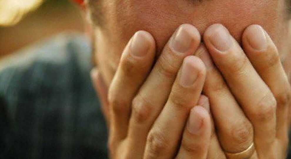 Cagliari, l’urlo del papà disperato: “Non vedo mio figlio da 4 anni. Dormo con la sua felpina sotto il cuscino”