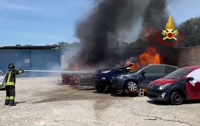 Quartu, tre auto vanno in fiamme a Pirastru: momenti di paura, i vigili del fuoco spengono il rogo