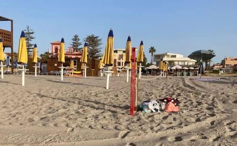 Lo stabilimento si mangia la spiaggia libera, bagnanti in rivolta al Poetto: “Vogliono buttare i poveri in acqua”
