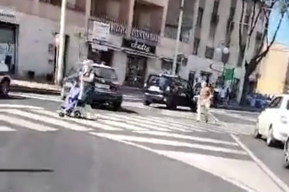 Quartu, la donna travolta dall’uomo precipitato dal quarto piano: “Io e mio figlio vivi per miracolo”