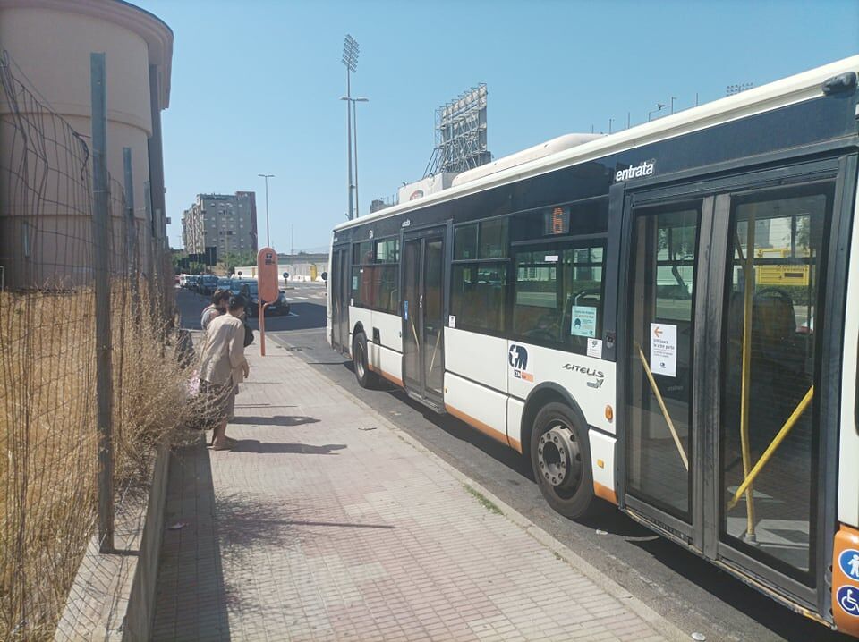 Cagliari, autista non fa salire i passeggeri sul bus prima della partenza: “Lasciati sotto il sole”