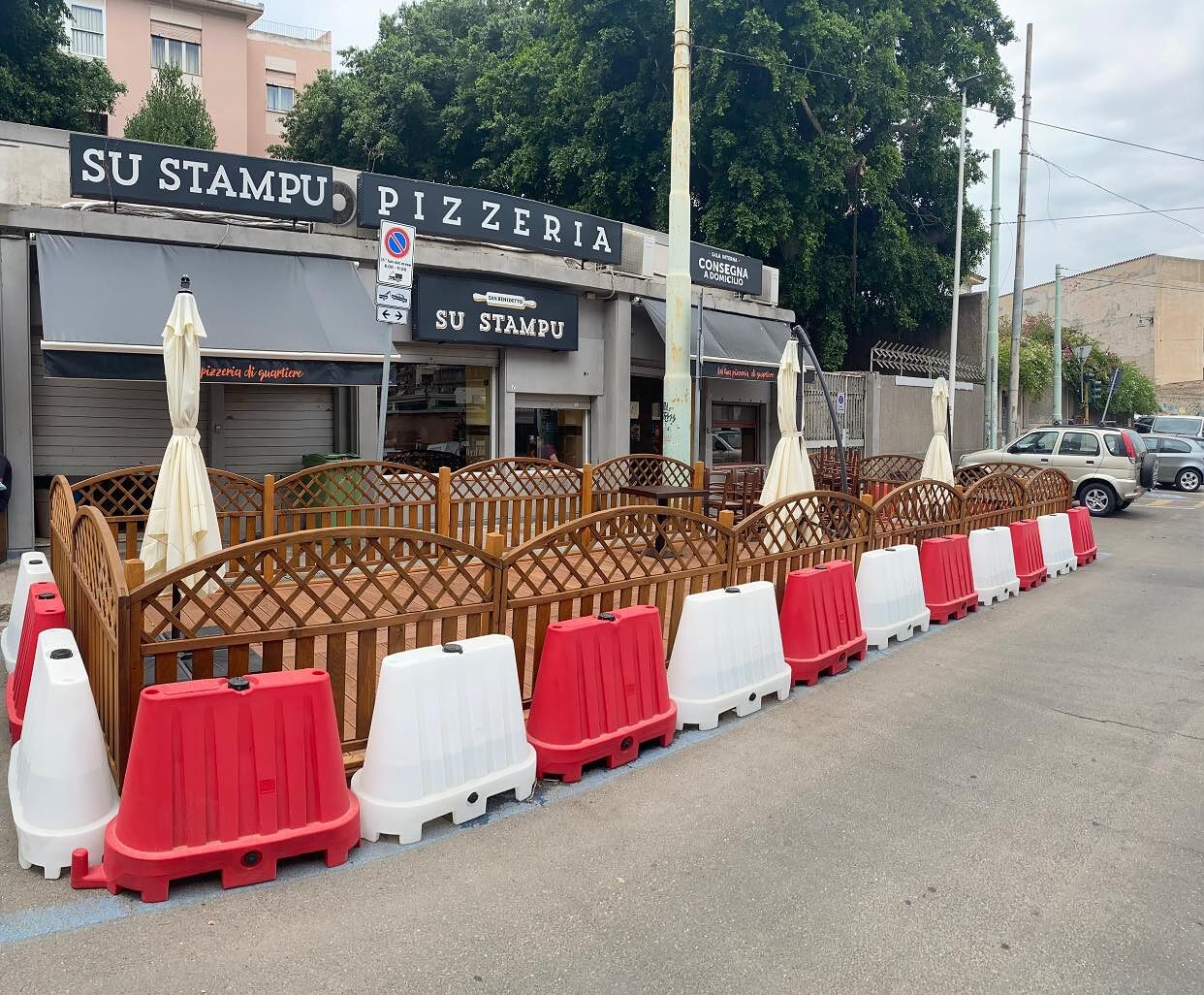 “Addio posti esterni nella mia pizzeria a Cagliari, 15mila euro buttati: perderò i clienti non vaccinati”